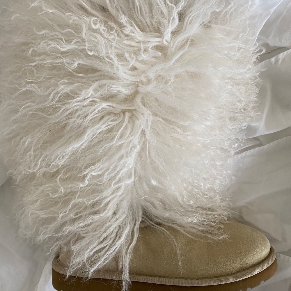 Adorable rare uggs. Mongolian fur. Tall.